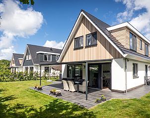 Rear view of Villa 41 in De Koog, Texel, with terrace and green surroundings on the Wadden Islands.
