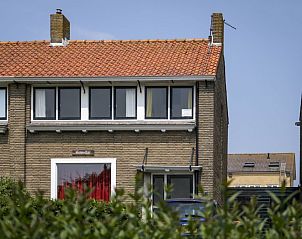 The Duinputter vacation home in De Koog Texel with classic facade and red roof tiles.