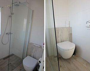 Modern bathroom in De Duinputter vacation home De Koog Texel with shower and toilet.