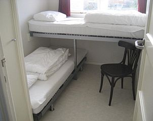 Bedroom with bunk beds in De Duinputter vacation home De Koog Texel for comfortable overnight stays.