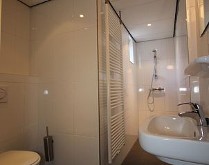 Modern bathroom in Landhuis Landleven No. 81, vacation home in De Koog, Texel with shower and toilet.