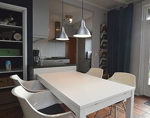 Praktische Kche in Orchismient 45 groes Ferienhaus De Koog Texel mit modernen Gerten und viel Arbeitsflche.