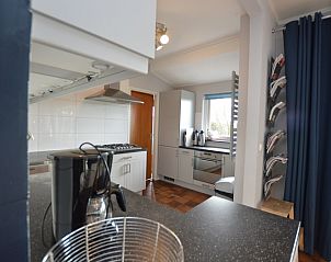 Gut ausgestattete Kche in Orchismient 45 groes Ferienhaus De Koog Texel mit Blick auf den Garten.