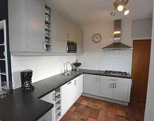 Gerumige Kche in Orchismient 45 groes Ferienhaus De Koog Texel mit modernen Annehmlichkeiten und stilvollem Finish.