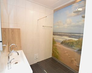Modernes Badezimmer in Orchismient 45 groes Ferienhaus De Koog Texel mit begehbarer Dusche und Strandthema.