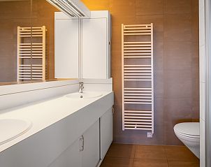 Modern bathroom in Apartment Juliana 160 Zeezicht, a vacation home in De Koog, Texel, with double sink.