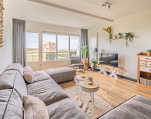 Spacious living room with comfortable sofa in Apartment Juliana 086, De Koog, Texel.