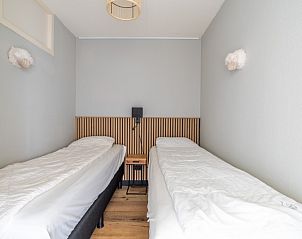 Bedroom with two single beds in Apartment Juliana 086, De Koog, Texel.