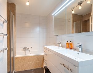 Luxury bathroom with double sink in Apartment Juliana 086, De Koog, Texel, Wadden Islands.