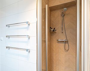 Modern shower in the bathroom of Apartment Juliana 086, De Koog, Texel.