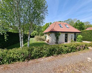 Residence California - Geborchenheit - 361, vacation home in De Koog, Texel with green garden and charming facade.