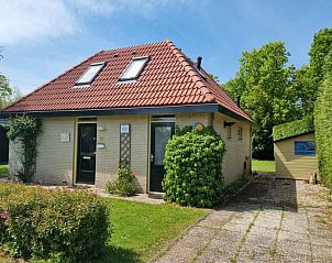 Entrance to Residence California - Geborchenheit - 361, vacation home on Texel, with red tile roof and lush garden.