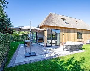 Villa Flo in De Koog, Texel with sunny terrace and comfortable outdoor seating.