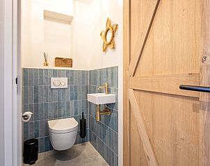 Stylish bathroom in Villa Flo, De Koog, Texel with modern finishes.
