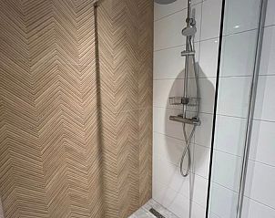 Modernes Badezimmer mit Dusche im Ferienhaus Noordwester, De Koog Texel