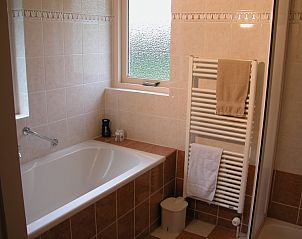Spacious bathroom with bathtub in Bungalow 33, De Koog, Texel, offers luxury and relaxation during your vacation on the Wadden Islands.