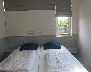 Comfortable bedroom in Bungalow 33, De Koog, Texel, with double bed and quiet atmosphere for a relaxing stay on the Wadden Islands.