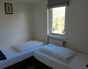 Bedroom with two single beds in Bungalow 33, De Koog, Texel, ideal for families on vacation in the Wadden Islands.