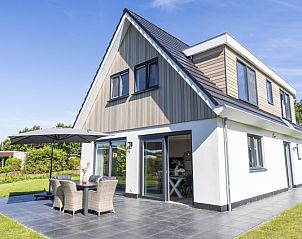 Modern vacation home Villa 35a in De Koog, Texel with spacious outdoor area.
