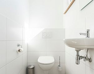 Minimalist toilet in Villa 35a, De Koog, Texel with lots of light.