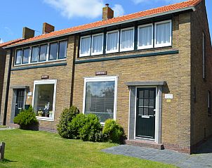 Vacation home Watersnip in De Koog, Texel with a charming facade and green garden.