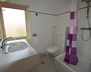 Fresh bathroom in vacation home Watersnip, De Koog, Texel with shower and sink.