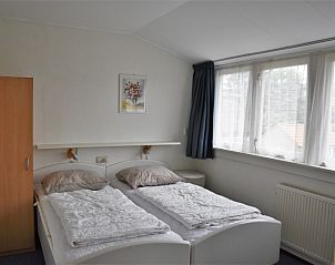 Comfortable bedroom in vacation home Watersnip, De Koog, Texel with two beds.
