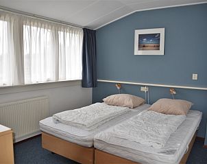 Second bedroom in vacation home Watersnip, De Koog, Texel with soothing blue interior.