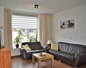 Cozy living room in vacation home Watersnip, De Koog, Texel with comfortable sofas.