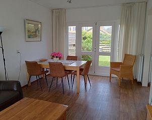 Dining room in vacation home Watersnip, De Koog, Texel overlooking the garden.