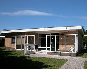 Bungalow 't Luwe Land 49 in De Koog, Texel, mit sonniger Terrasse und Rasen.