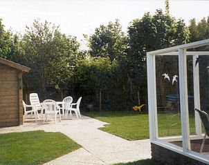 Groer Garten am Bungalow 't Luwe Land 49, De Koog, Texel, mit Gartenmbeln.