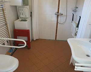Modernes Badezimmer im Ferienhaus 't Luwe Land 49, De Koog, Texel.