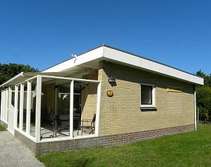 Vorderseite des Bungalows 't Luwe Land 49, De Koog, Texel, mit Wintergarten.