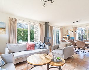Helles Wohnzimmer des Ferienhauses Honeysuckle 81 in De Koog, Texel mit gemtlicher Sitzecke und Gartenblick, ideal zum Entspannen.