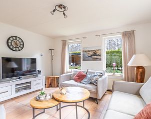 Modernes Wohnzimmer des Ferienhauses Honeysuckle 81 in De Koog, Texel, mit Flachbildfernseher und gemtlicher Einrichtung fr einen entspannten Aufenthalt.