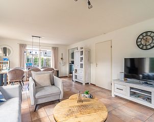 Gerumiges Wohnzimmer des Ferienhauses Kamperfoelie 81, De Koog, Texel mit Essecke und gemtlicher Sitzecke, ideal fr Familie und Freunde.