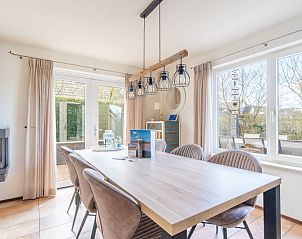 Essecke im Ferienhaus Honeysuckle 81, De Koog, Texel mit Blick auf den Garten, ideal fr gemtliche Mahlzeiten auf den Watteninseln.