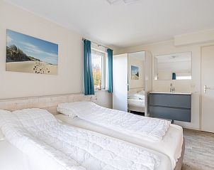 Schlafzimmer im Ferienhaus Kamperfoelie 81, De Koog, Texel mit Doppelbett und frischem Mobiliar, ideal fr einen erholsamen Schlaf.