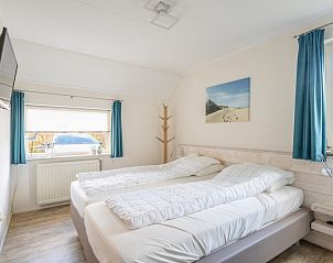 Helles Schlafzimmer des Ferienhauses Honeysuckle 81, De Koog, Texel mit bequemem Bett und moderner Einrichtung fr einen entspannten Aufenthalt.