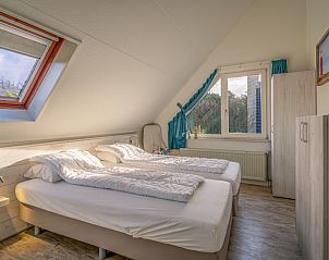 Gemtliches Schlafzimmer im Ferienhaus Kamperfoelie 81, De Koog, Texel mit Dachfenster und Doppelbett, ideal fr Ruhe und Entspannung.