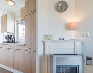 Fully equipped kitchen in Chalet Bregkoog 227, Chaletpark Bregkoog, De Koog, Texel with wooden cabinets and modern appliances.