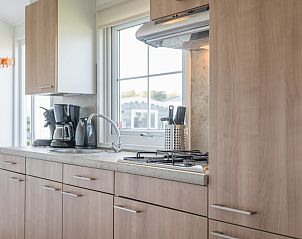 Stylish kitchen of Chalet Bregkoog 227, Chaletpark Bregkoog, De Koog, Texel with gas hob and ample work space.