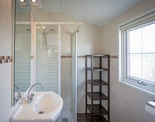 Modern bathroom in Chalet Bregkoog 227, Chaletpark Bregkoog, De Koog, Texel with shower cabin and sink.