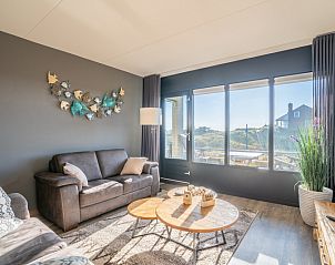 Lichte leefruimte in Appartement Juliana 048 met comfortabele banken en uitzicht op de natuur, De Koog, Texel.