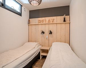 Slaapkamer met twee eenpersoonsbedden in Appartement Juliana 048, ideaal voor gezinnen in De Koog, Texel.