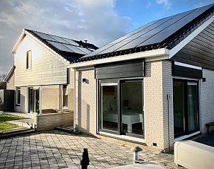 Modern architecture of Stappeland - Huize 100-1, vacation home in De Koog, Texel, with spacious outdoor space.