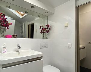 Modern bathroom in Stappeland - Huize 100-1, vacation home in De Koog, Texel, with clean finish and natural light.
