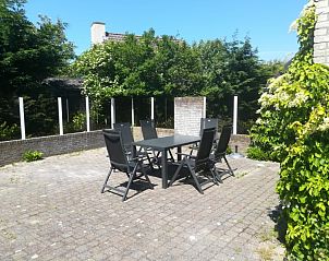 Spacious terrace of Holiday home Kamperfoelie 53 on Villapark Kamperfoelie, De Koog, Texel with comfortable seating.
