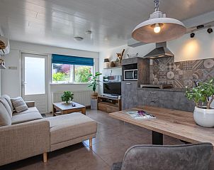 Stilvolle Einrichtung des Duo-Bungalows, Ferienhaus in De Koog, Texel mit offener Kche und Sitzecke.